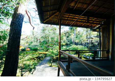 京都の無鄰菴の庭園 京都の無鄰菴の庭園 134795627