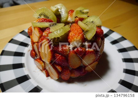 いちごのデコレーションケーキ 134796158