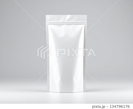 白いパッケージ袋のモックアップサンプル　グレー背景 134796176