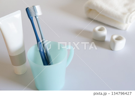 歯ブラシと歯磨き粉　デンタルケアイメージ 134796427