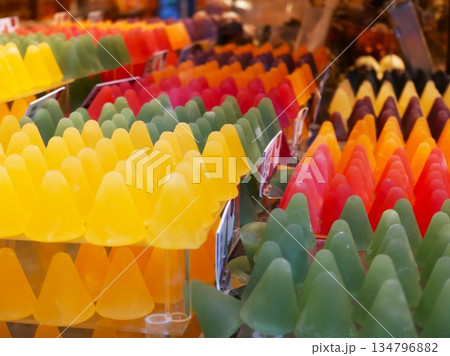 ベルギーの伝統的な砂糖菓子「キュベルドン（Cuberdon）」（ベルギー・ブルージュ） 134796882