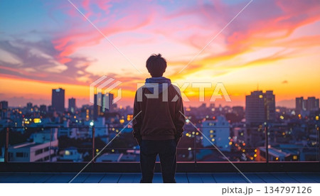 屋上で空を見上げる日本人男性 屋上で空を見上げる日本人男性 134797126