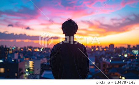 屋上で空を見上げる日本人男性 134797145