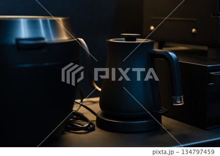 黒を基調にした美しいダイニング。シックな家電製品で落ち着いた雰囲気を醸し出します。 黒を基調にした美しいダイニング。シックな家電製品で落ち着いた雰囲気を醸し出します。 134797459
