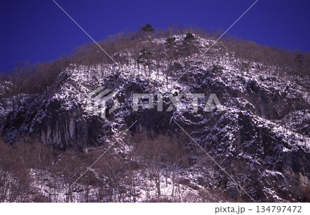 雪化粧した岩山の風景 134797472