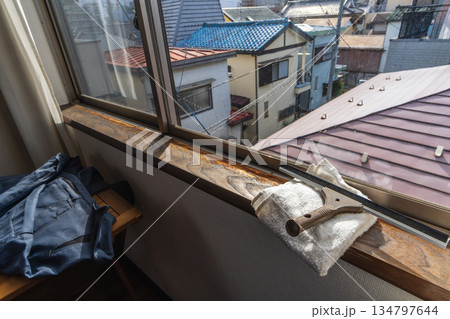 黄砂で汚れた3階の窓ガラスをスクイジーで清掃 黄砂で汚れた3階の窓ガラスをスクイジーで清掃 134797644