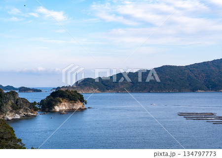 伊勢志摩の観光地、真珠の養殖で有名な鳥羽湾 伊勢志摩の観光地、真珠の養殖で有名な鳥羽湾 134797773