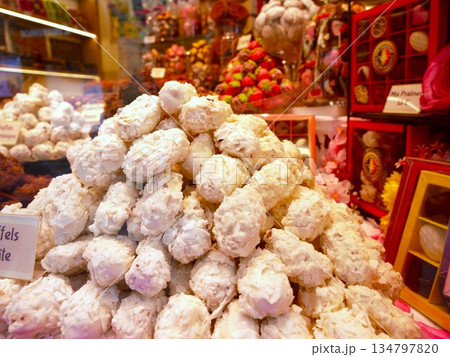 ベルギーのチョコレート　専門店に売られている白いトリュフ 　（ベルギー・ブルージュ） 134797820