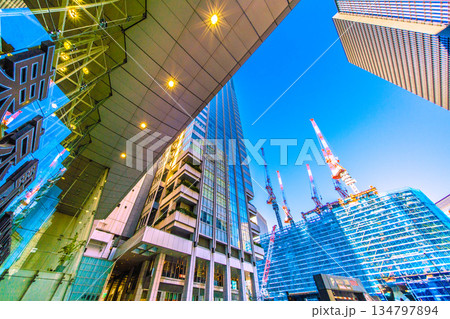 日本の東京都市景観新風景。TOKYO TORCH 大手町に巨大鉄骨構造体。東京の玄関口・東京駅前に… 日本の東京都市景観新風景。TOKYO TORCH 大手町に巨大鉄骨構造体。東京の玄関口・東京駅前に… 134797894