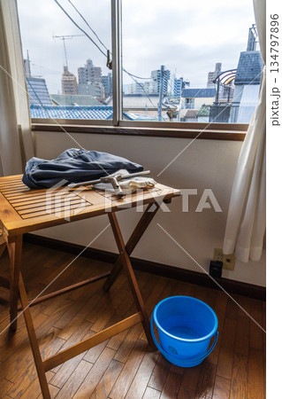 黄砂で汚れた3階の窓ガラスをスクイジーで清掃 黄砂で汚れた3階の窓ガラスをスクイジーで清掃 134797896