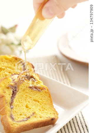 ハチミツをかけたパンプキンブレッド 134797909