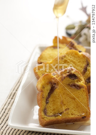 ハチミツをかけたパンプキンブレッド 134797912