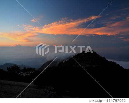【山の風景】富士山の夜明け（鳳凰三山から） 134797962