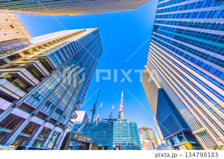 日本の東京都市景観新風景。TOKYO TORCH 大手町に巨大鉄骨構造体。東京の玄関口・東京駅前に… 日本の東京都市景観新風景。TOKYO TORCH 大手町に巨大鉄骨構造体。東京の玄関口・東京駅前に… 134798183