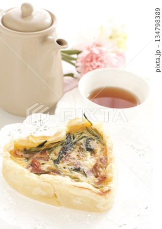 ハート型のキッシュと紅茶 134798389