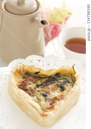 ハート型のキッシュと紅茶 134798390