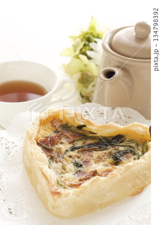 ハート型のキッシュと紅茶 134798392