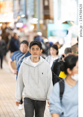 商店街を歩く中学生 134798420