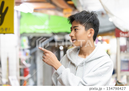 指差す少年 指差す少年 134798427