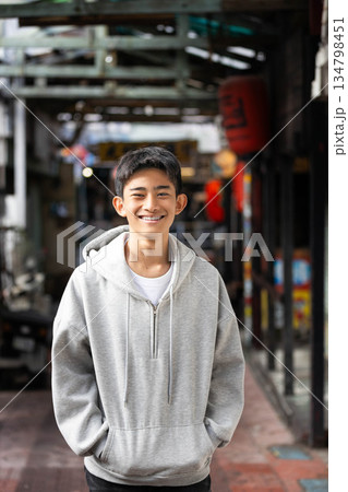 笑顔の少年 134798451