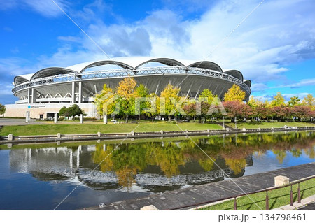 秋晴れの下に広がるビッグスワンとカナール(新潟県新潟市) 秋晴れの下に広がるビッグスワンとカナール(新潟県新潟市) 134798461