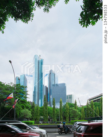 躍動するフィリピン - マニラ・マカティの中心街 　都市景観（2025年6月） 134798533