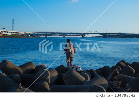 堤防で釣りをする老人、テトラポットの上での釣り 134798542