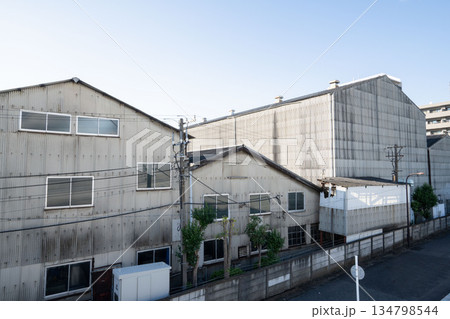 下町にある古い工場 下町にある古い工場 134798544