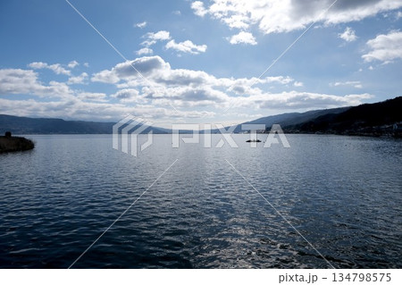 長野県岡谷市_釜口水門付近からの諏訪湖2_2025年2月 長野県岡谷市_釜口水門付近からの諏訪湖2_2025年2月 134798575