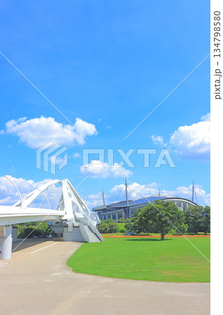 愛知県豊田市、豊田大橋と豊田スタジアムの風景 愛知県豊田市、豊田大橋と豊田スタジアムの風景 134798580