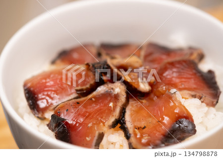 藁焼き鰹のたたきの漬け丼イメージ 134798878