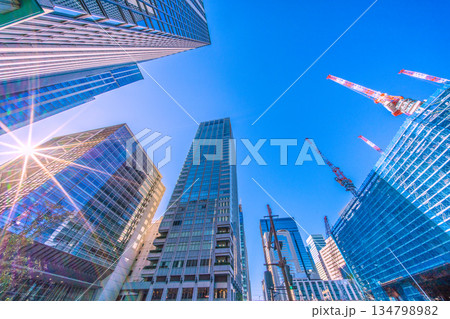 日本の東京都市景観新風景。TOKYO TORCH 大手町に巨大鉄骨構造体。東京の玄関口・東京駅前に… 134798982