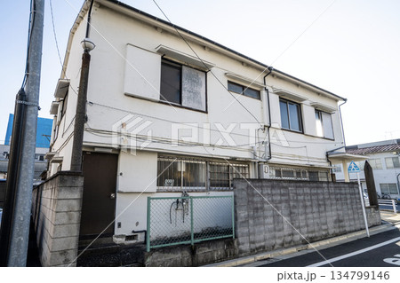 古いモルタル作りの二階建て木造アパート 134799146