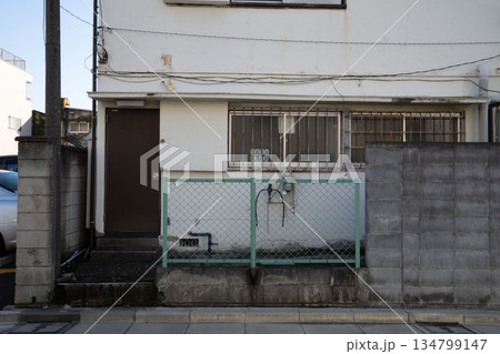 古いモルタル作りの二階建て木造アパート 134799147