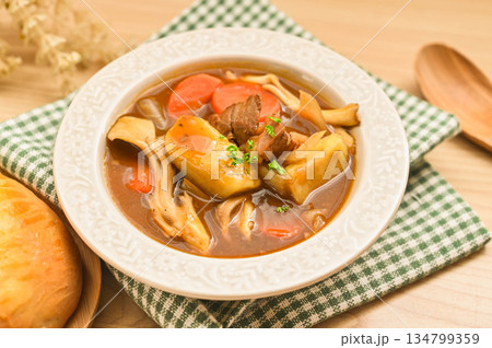 スープ仕立てのカレー 134799359