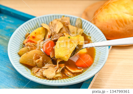 スープ仕立てのカレー 134799361