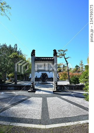 中国庭園天寿園と秋晴れの景観（新潟県新潟市） 134799375