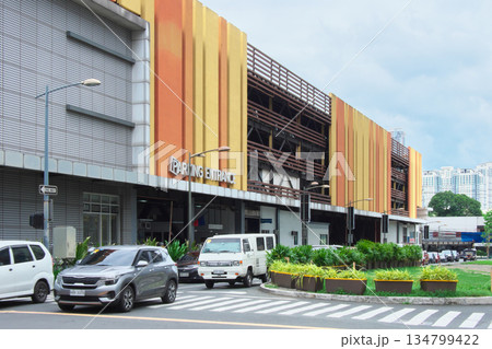 躍動するフィリピン - マニラ・マカティの中心街（アヤラ・センター） 　都市景観（2025年6月） 134799422