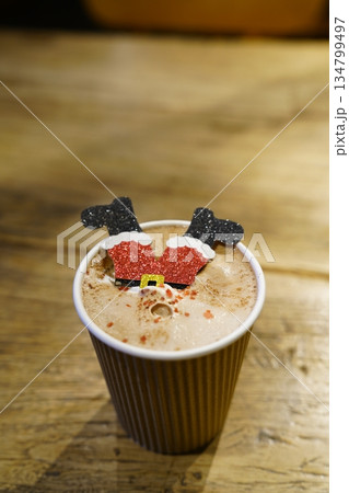 テーブルの上に置かれたホットチョコレート 134799497