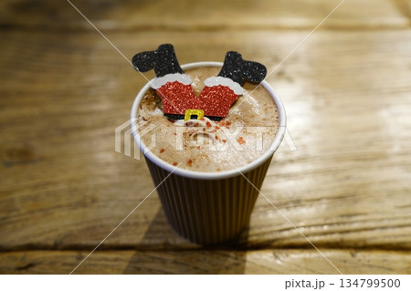 テーブルの上に置かれたホットチョコレート テーブルの上に置かれたホットチョコレート 134799500