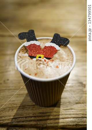 テーブルの上に置かれたホットチョコレート 134799501