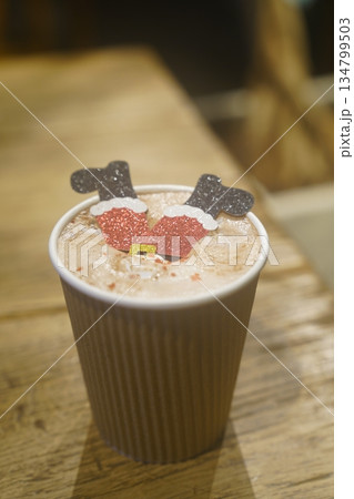 テーブルの上に置かれたホットチョコレート 134799503
