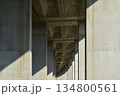 橋脚の下から見る風景 134800561