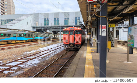 高岡駅に停車する城端線の車両 134800607