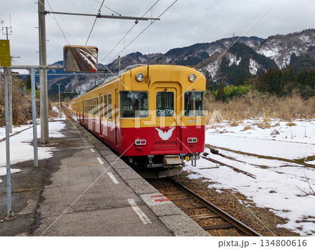 富山地方鉄道　横江駅を発車する列車 134800616