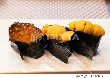 美味しいウニといくらの軍艦巻き 美味しいウニといくらの軍艦巻き 134800728