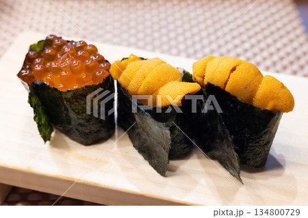 美味しいウニといくらの軍艦巻き 134800729
