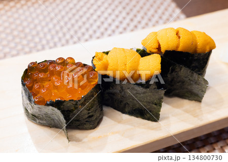 美味しいウニといくらの軍艦巻き 134800730