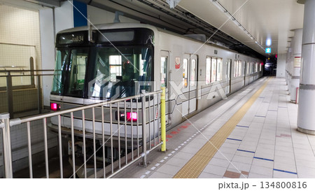 北鉄金沢駅のホームに停車する車両 北鉄金沢駅のホームに停車する車両 134800816