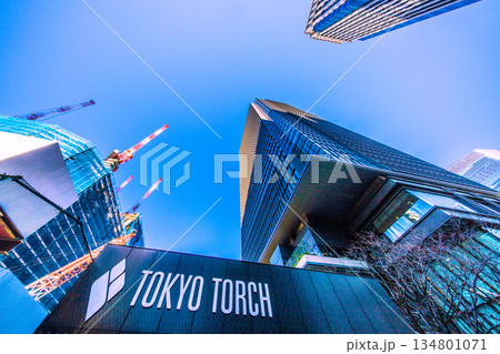 日本の東京都市景観新風景。TOKYO TORCH 大手町に巨大鉄骨構造体。東京の玄関口・東京駅前に… 134801071